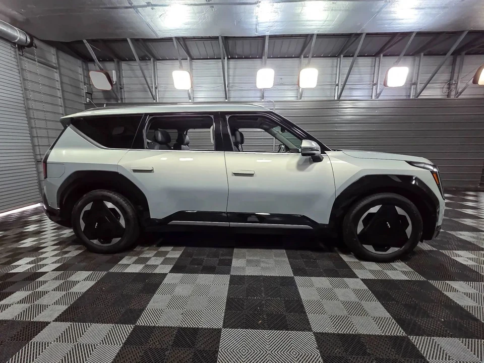 2024 Kia EV9 - Image 9 of 12