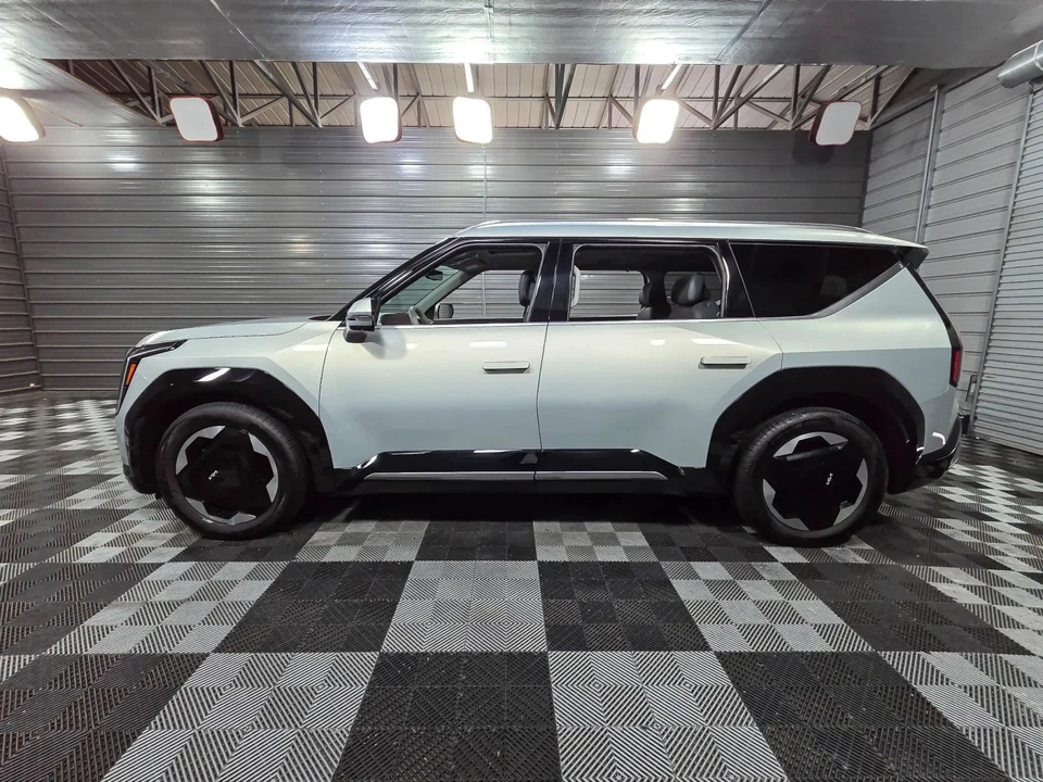 2024 Kia EV9 - Image 8 of 12