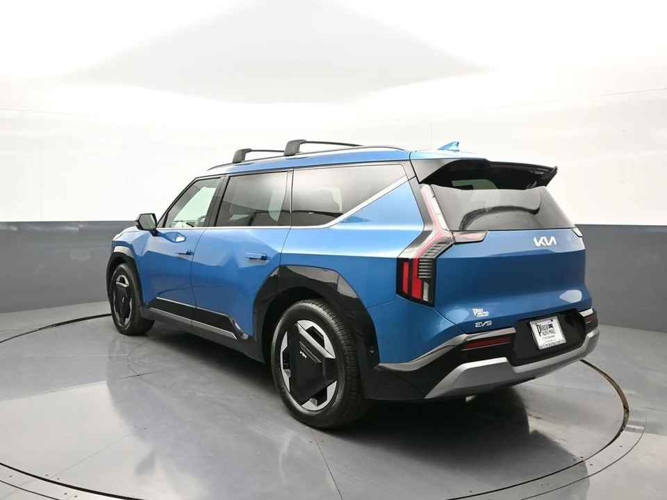2024 Kia EV9 - Image 8 of 12