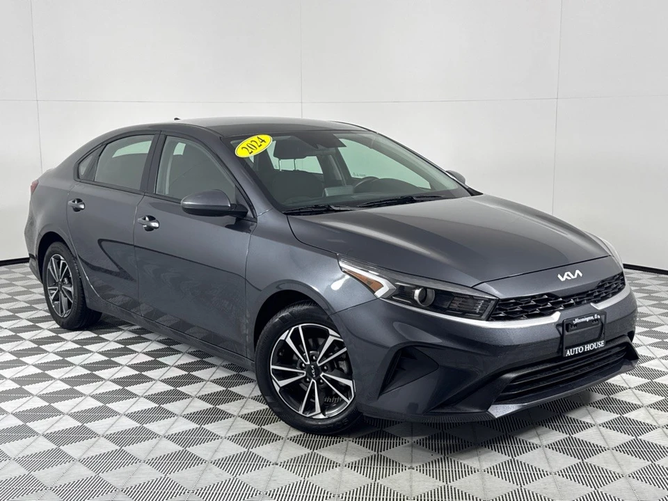 2024 Kia Forte - Image 2 of 12
