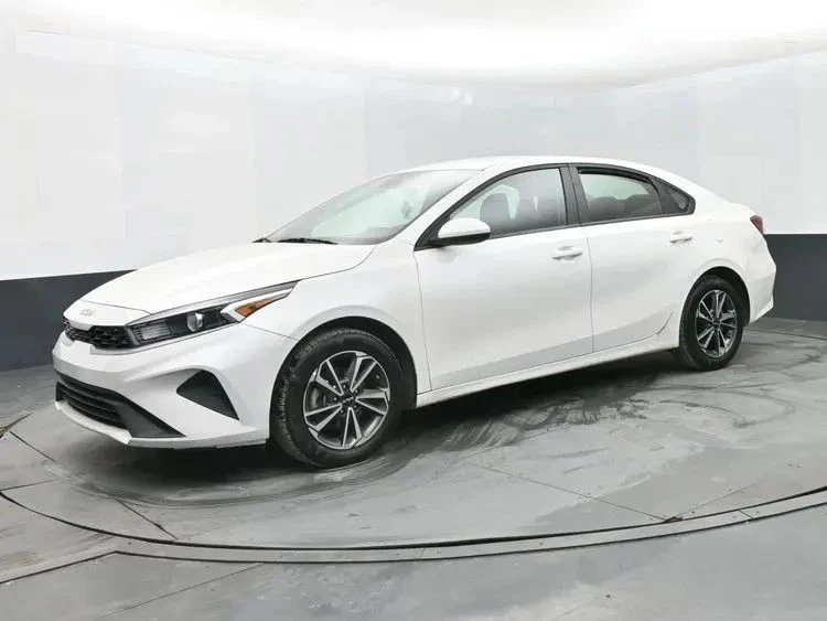 2024 Kia Forte - Image 5 of 12