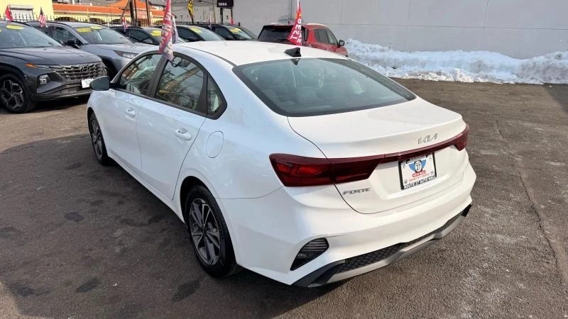 2024 Kia Forte - Image 5 of 12