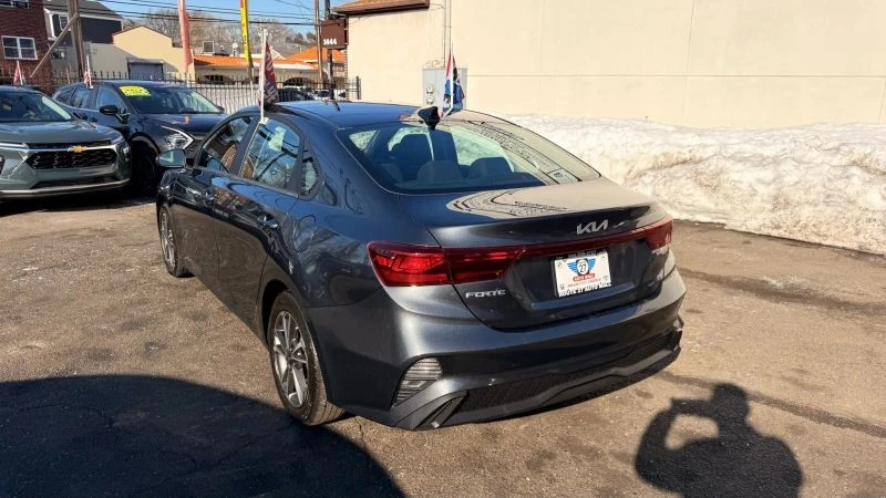 2024 Kia Forte - Image 5 of 12
