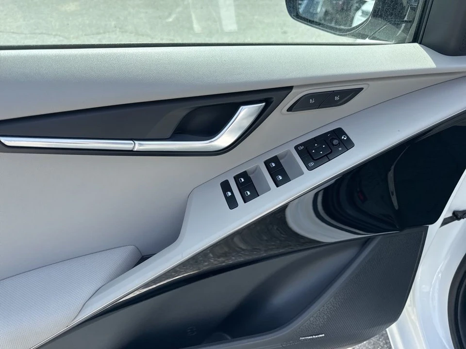 2024 Kia Niro - Image 24 of 31