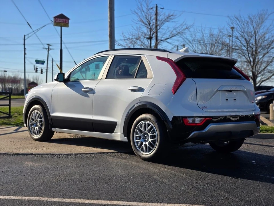 2024 Kia Niro - Image 5 of 12