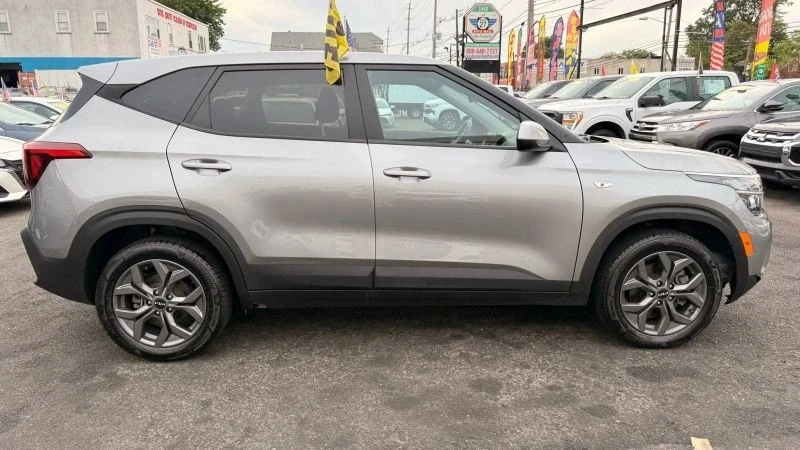 2024 Kia Seltos - Image 9 of 12