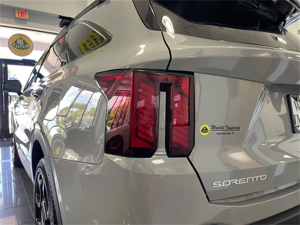 2024 Kia Sorento - Image 15 of 31