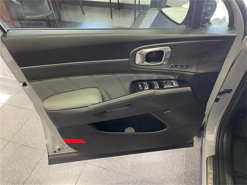 2024 Kia Sorento - Image 23 of 31