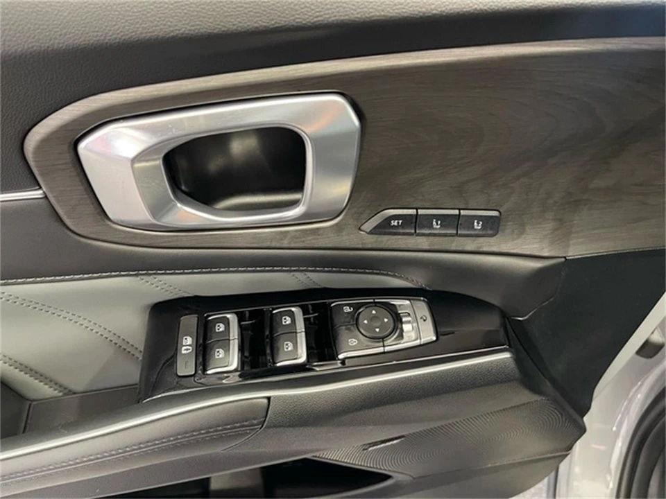 2024 Kia Sorento - Image 24 of 31