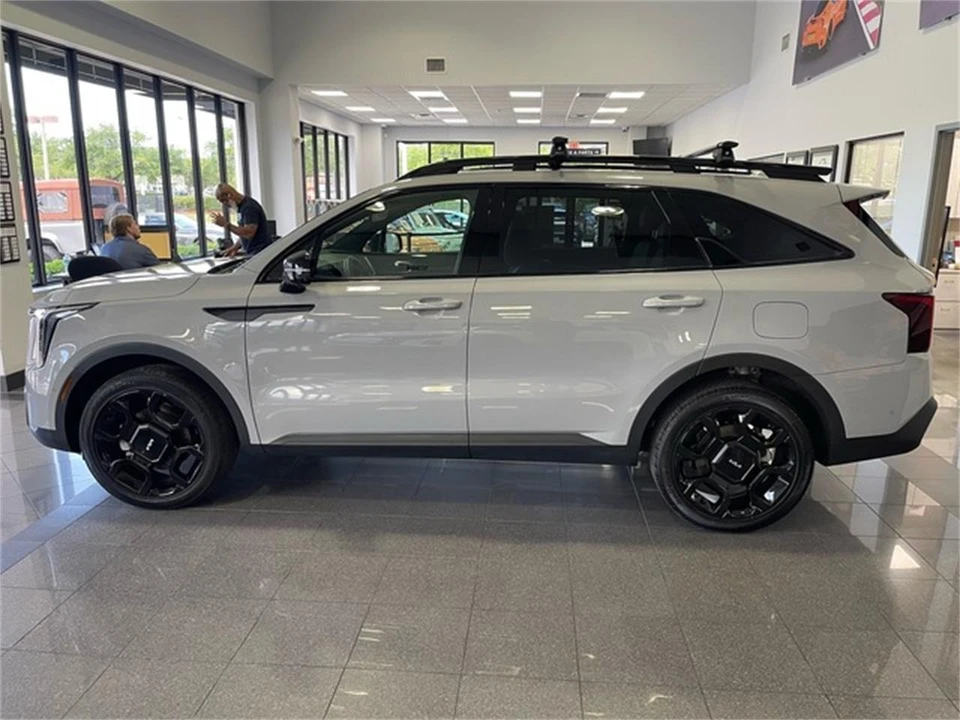 2024 Kia Sorento - Image 2 of 31