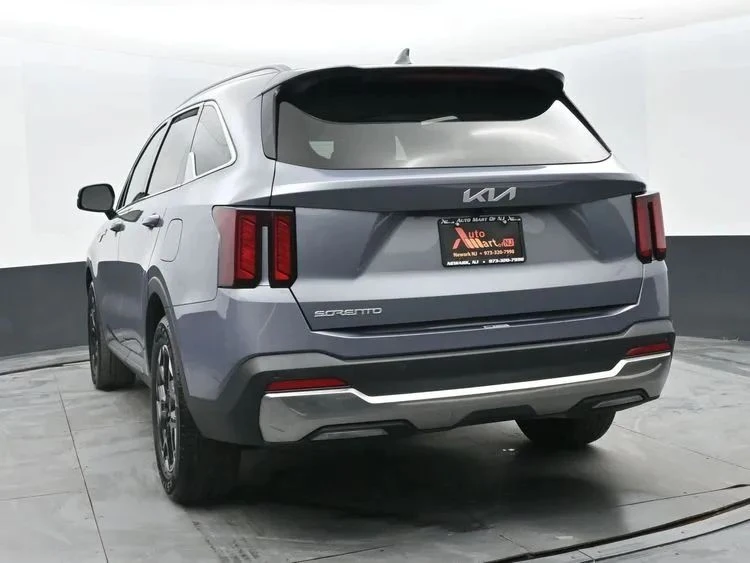 2024 Kia Sorento - Image 8 of 12