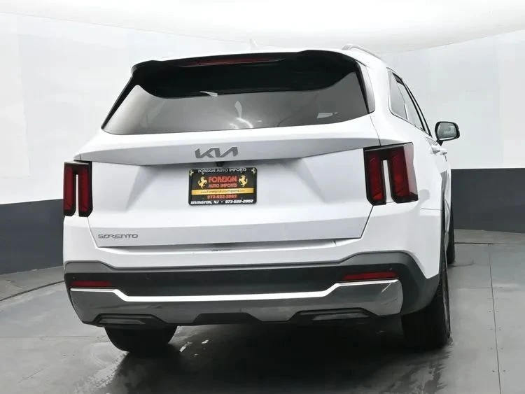 2024 Kia Sorento - Image 8 of 12