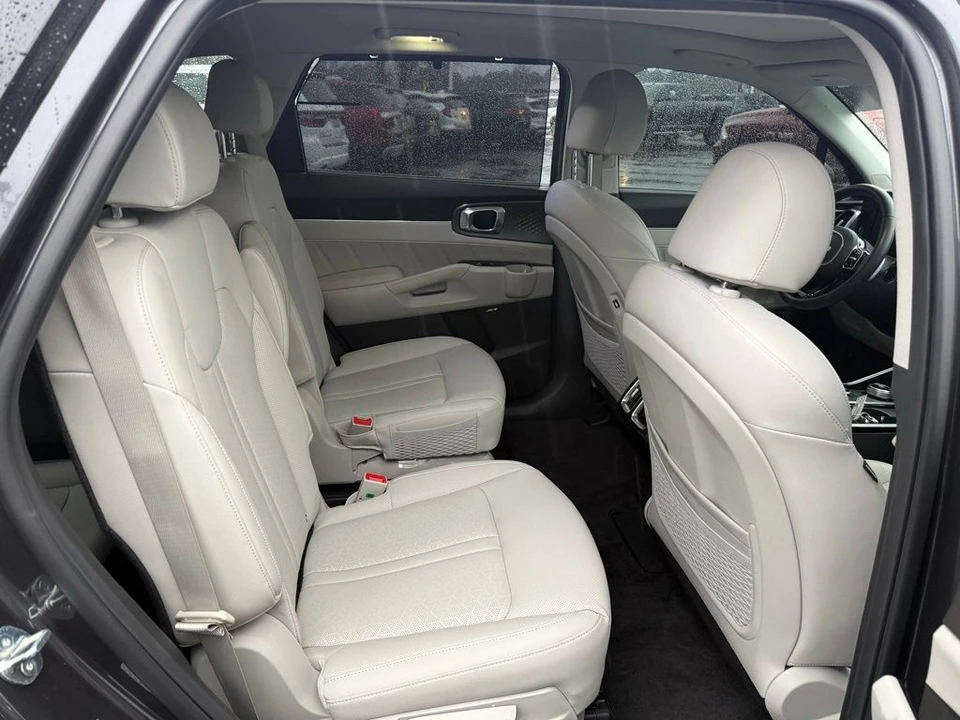 2024 Kia Sorento - Image 9 of 21