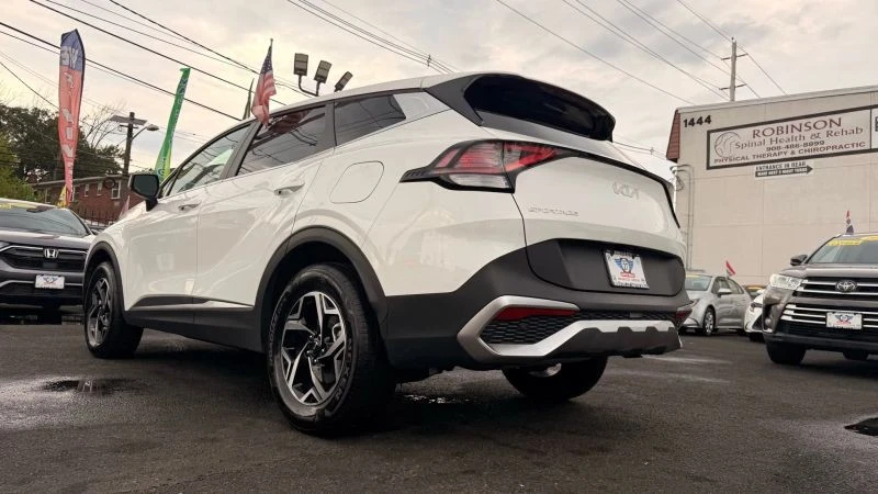 2024 Kia Sportage - Image 8 of 12