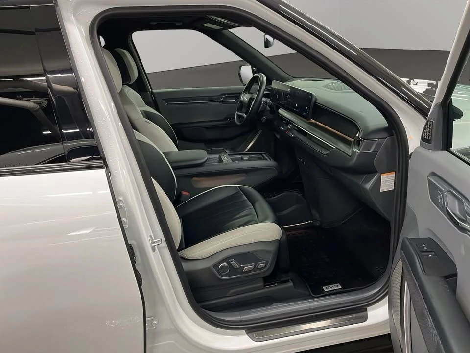2024 Kia EV9 - Image 17 of 19