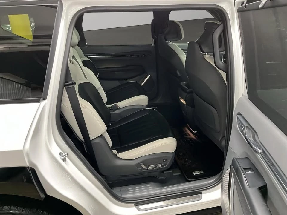 2024 Kia EV9 - Image 18 of 19