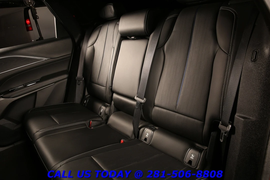 2024 Cadillac Lyriq - Image 22 of 24
