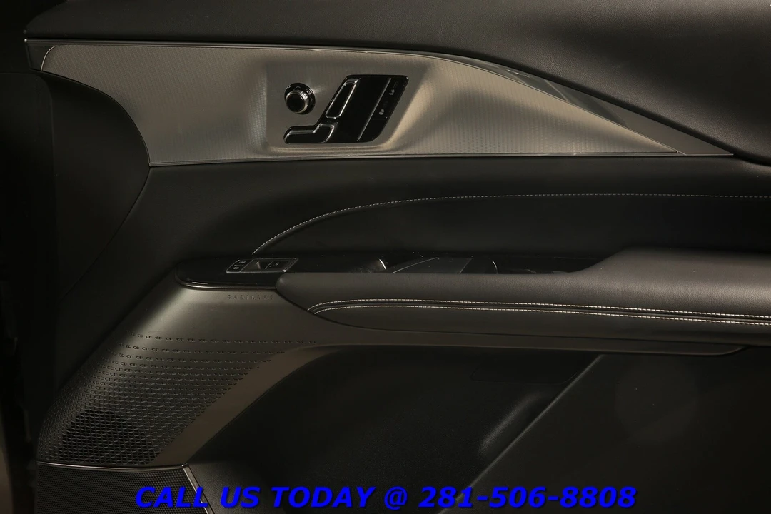 2024 Cadillac Lyriq - Image 18 of 24