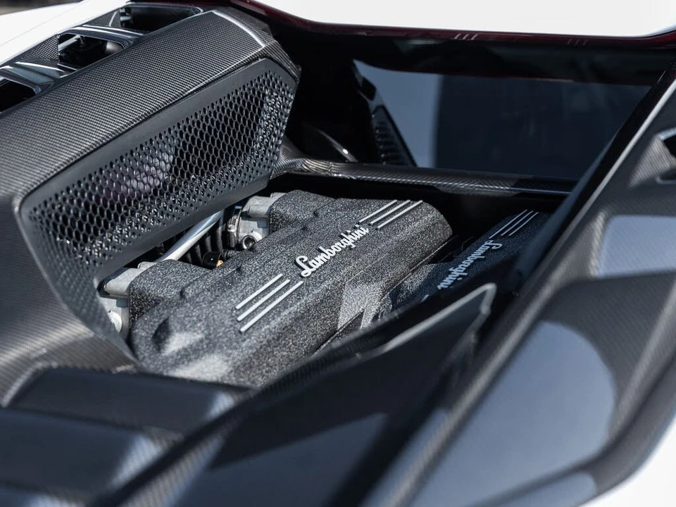 2024 Lamborghini Revuelto - Image 15 of 31