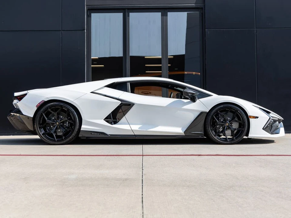 2024 Lamborghini Revuelto - Image 11 of 31
