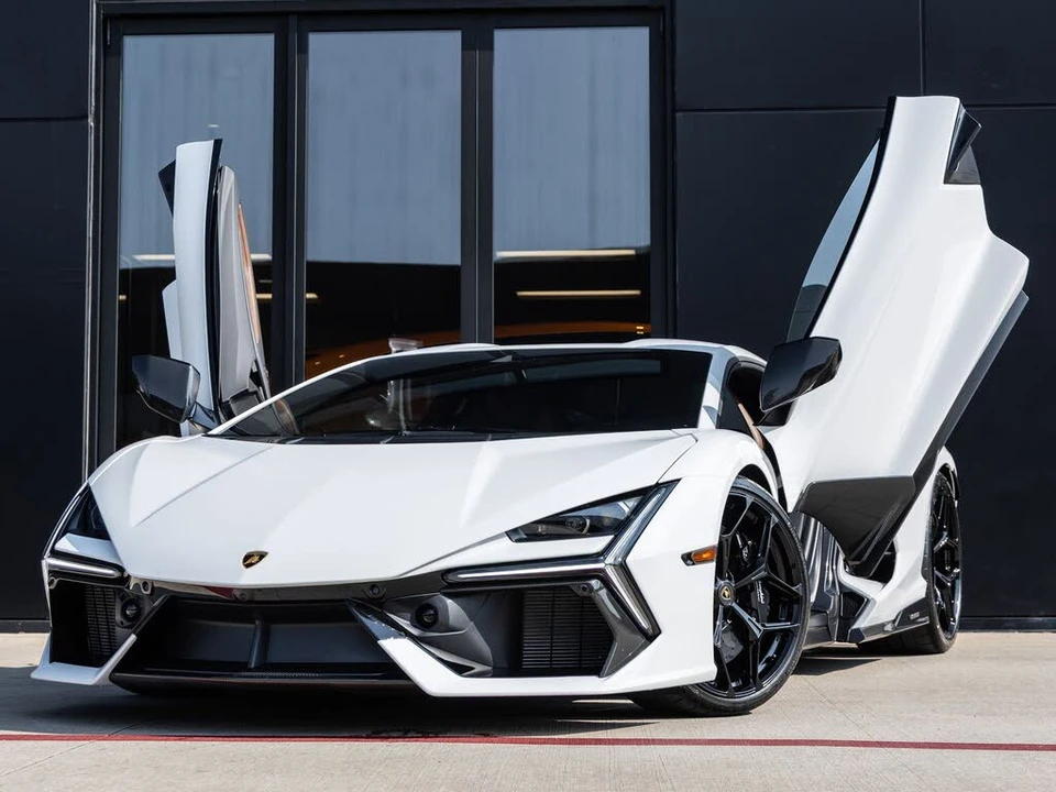 2024 Lamborghini Revuelto - Image 2 of 31