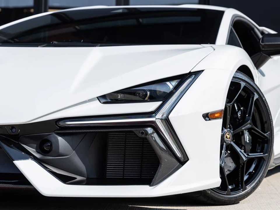 2024 Lamborghini Revuelto - Image 19 of 31