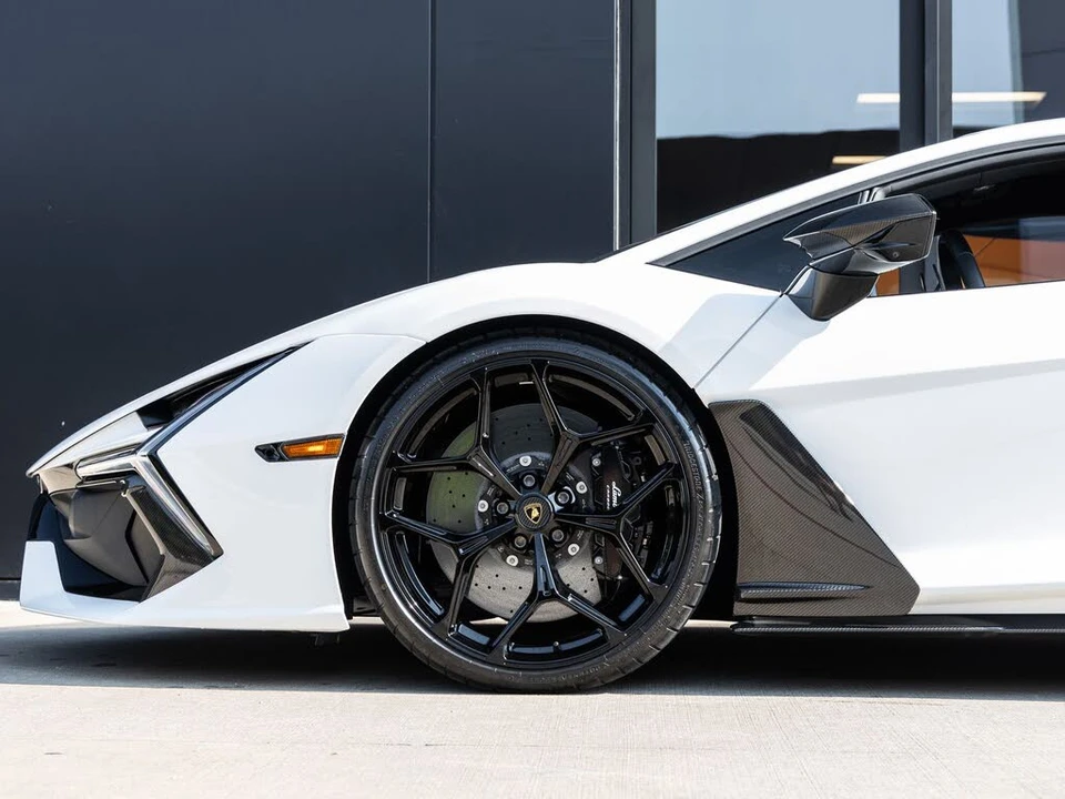 2024 Lamborghini Revuelto - Image 12 of 31