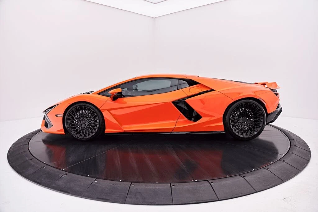 2024 Lamborghini Revuelto - Image 13 of 31