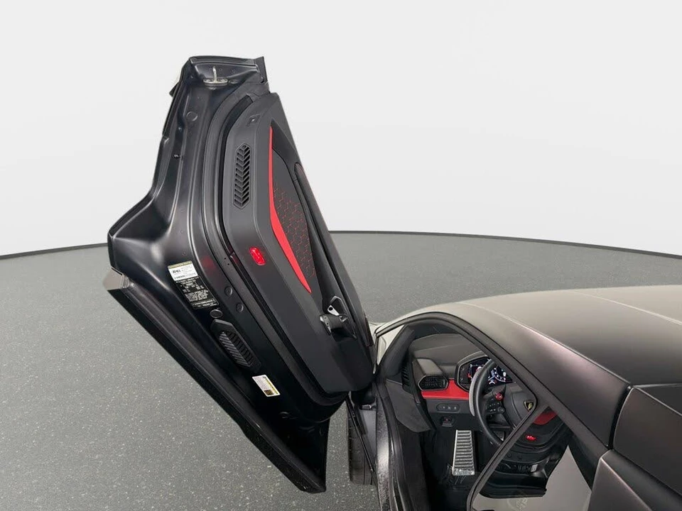 2024 Lamborghini Revuelto - Image 28 of 31