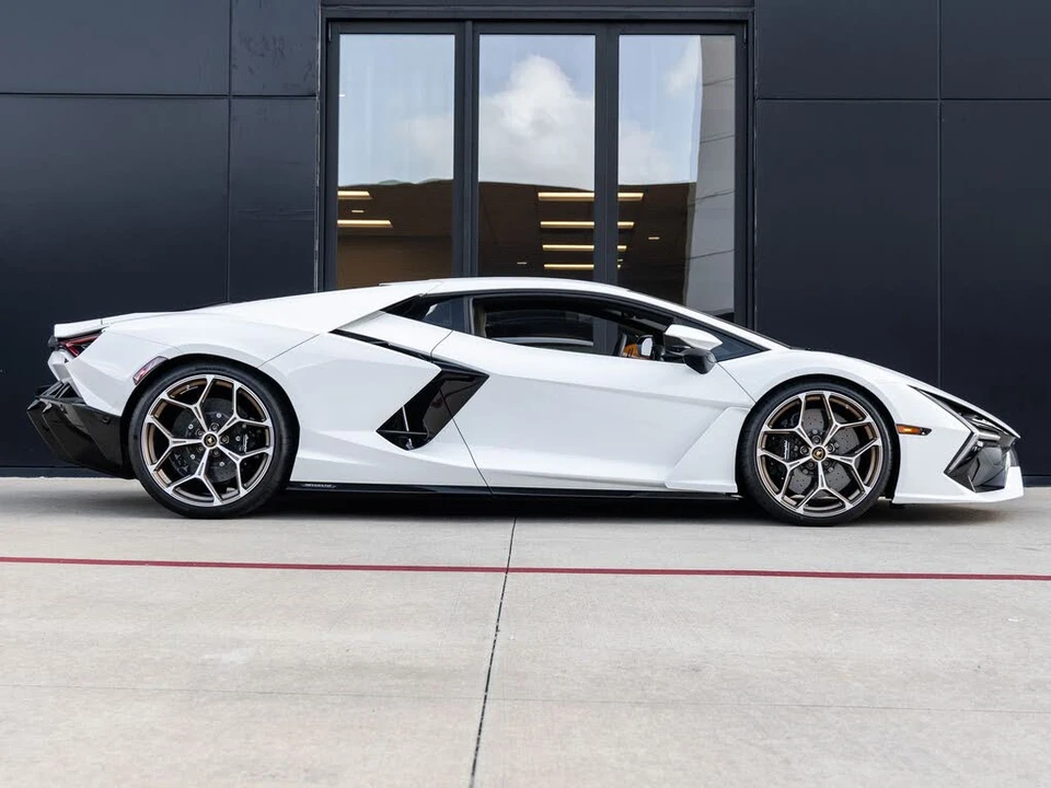 2024 Lamborghini Revuelto - Image 11 of 31