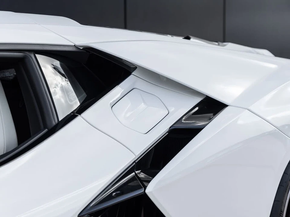 2024 Lamborghini Revuelto - Image 17 of 31