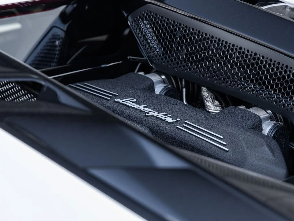 2024 Lamborghini Revuelto - Image 15 of 31