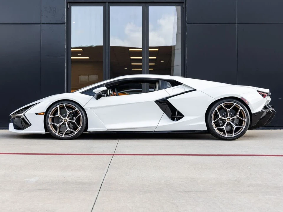 2024 Lamborghini Revuelto - Image 10 of 31