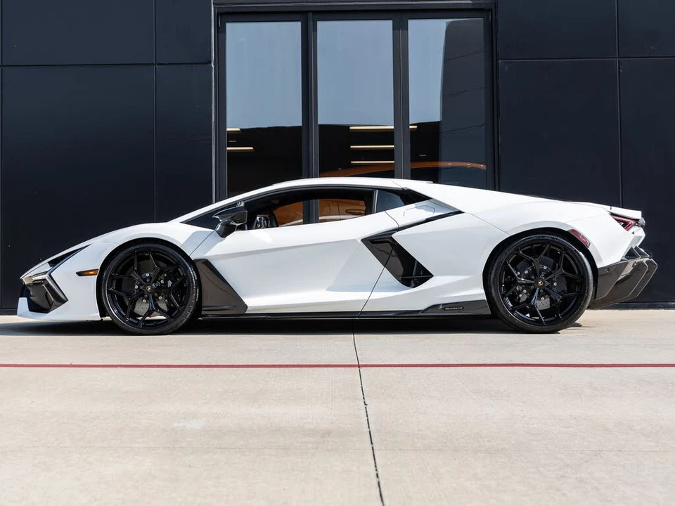 2024 Lamborghini Revuelto - Image 10 of 31