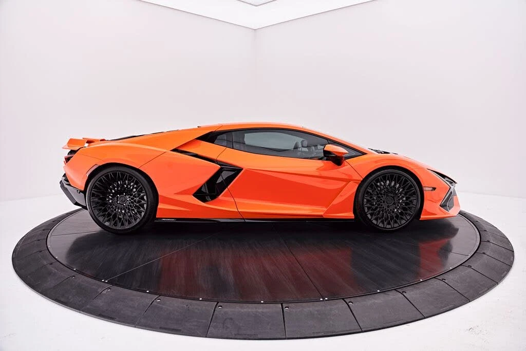 2024 Lamborghini Revuelto - Image 17 of 31