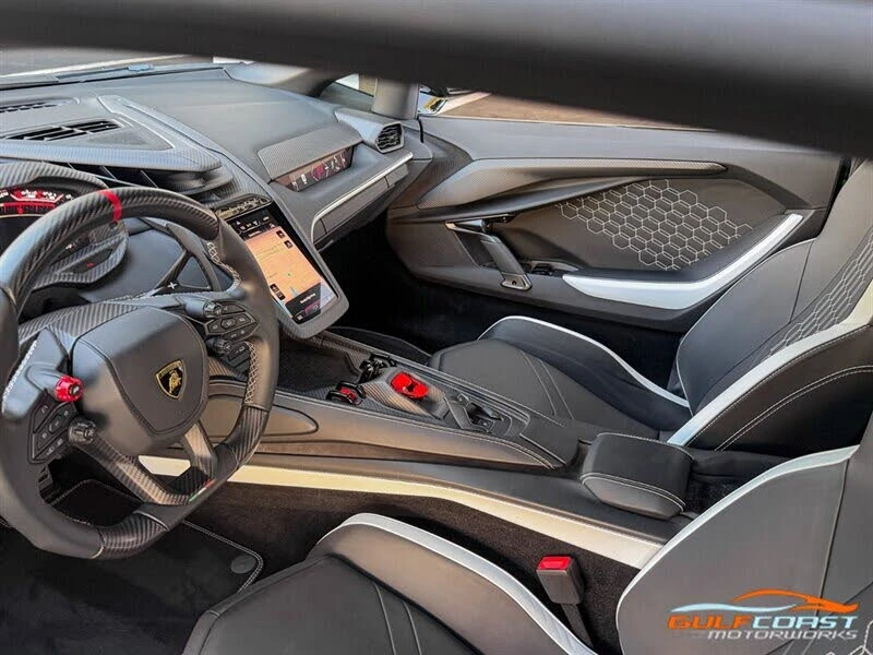 2024 Lamborghini Revuelto - Image 16 of 31