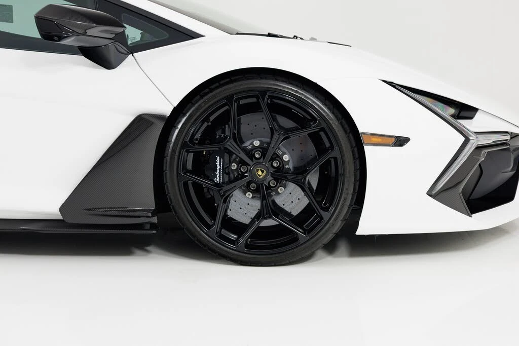 2024 Lamborghini Revuelto - Image 15 of 31