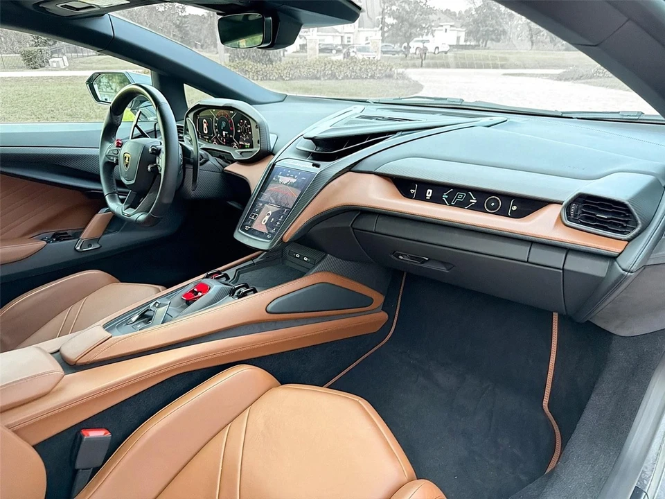 2024 Lamborghini - Image 25 of 31