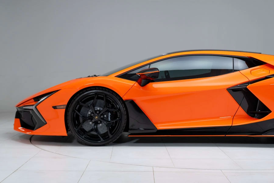 2024 Lamborghini Revuelto - Image 12 of 31