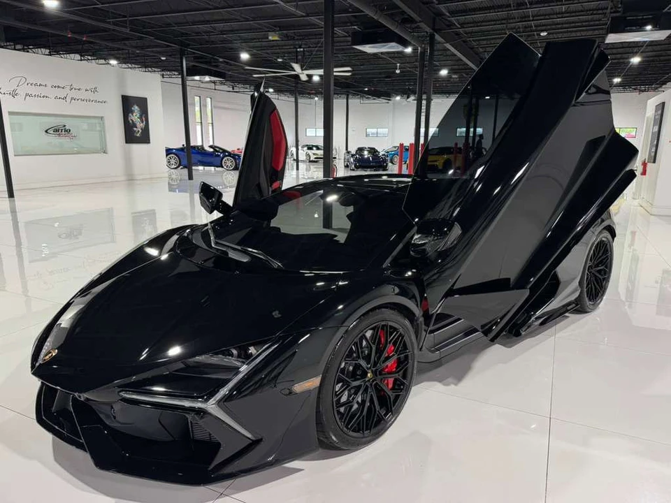 2024 Lamborghini Revuelto - Image 11 of 31