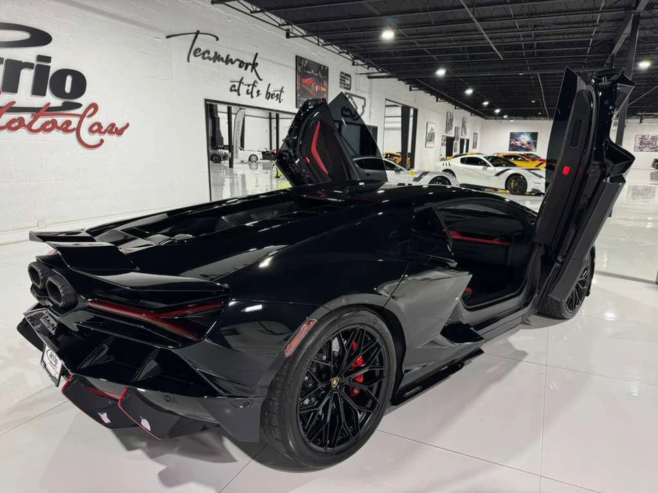 2024 Lamborghini Revuelto - Image 15 of 31