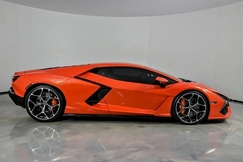 2024 Lamborghini Revuelto - Image 16 of 31