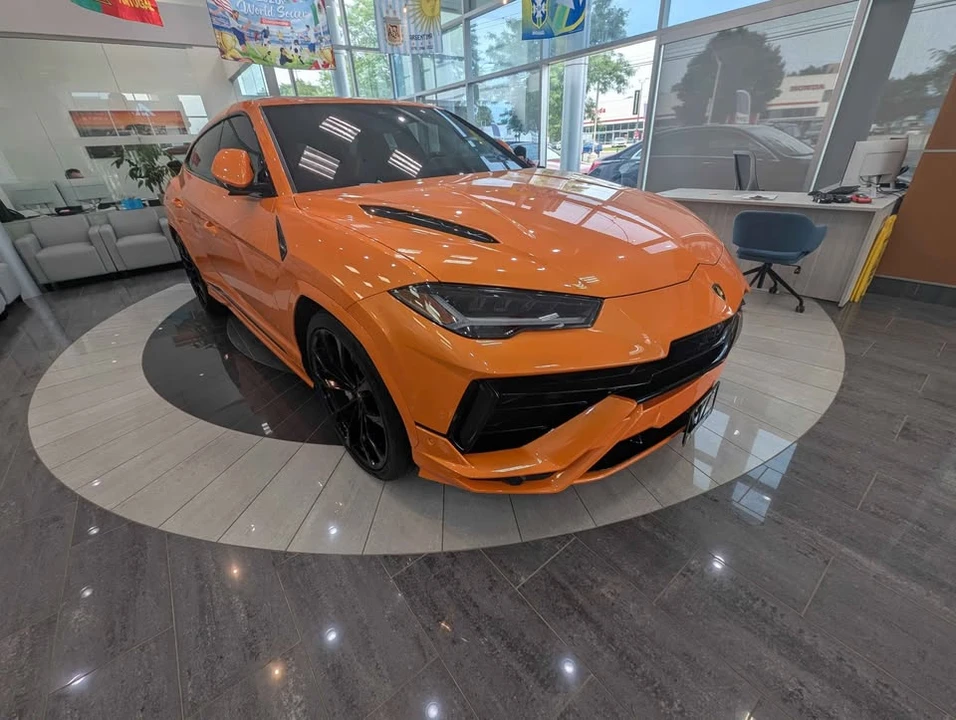 2024 Lamborghini Urus SE - Image 17 of 19