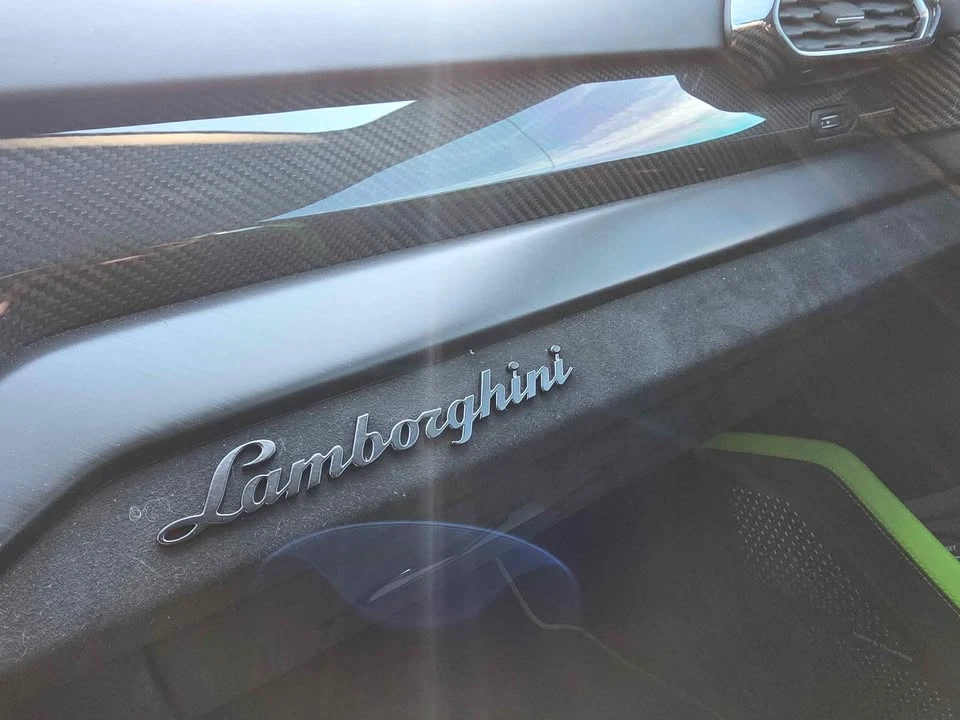 2024 Lamborghini Urus SE - Image 17 of 20