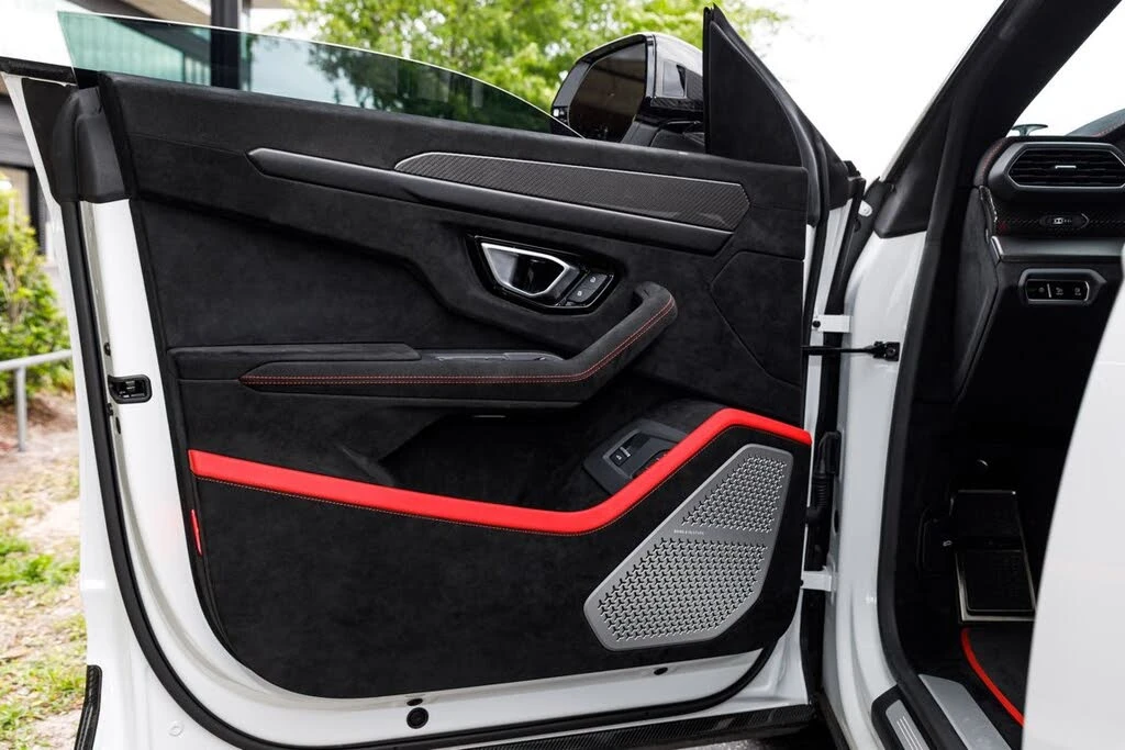 2024 Lamborghini Urus Performante - Image 28 of 31