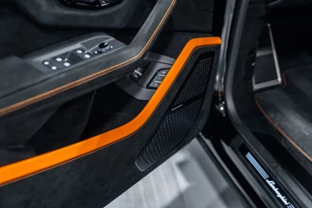 2024 Lamborghini Urus Performante - Image 16 of 31