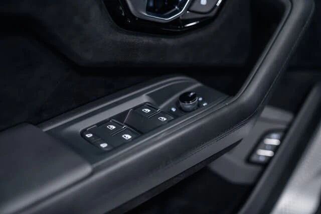 2024 Lamborghini Urus Performante - Image 27 of 31