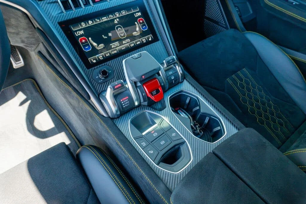 2024 Lamborghini Urus Performante - Image 17 of 31