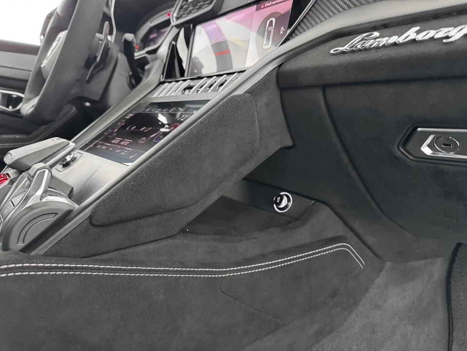 2024 Lamborghini Urus Performante - Image 27 of 31