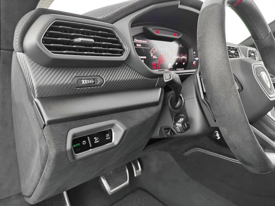 2024 Lamborghini Urus Performante - Image 15 of 31